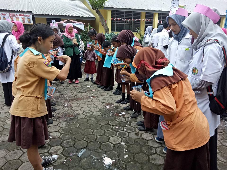 Mahasiswa Fak. Kedokteran USU Ajari Murid SDN 060882 Menyikat Gigi