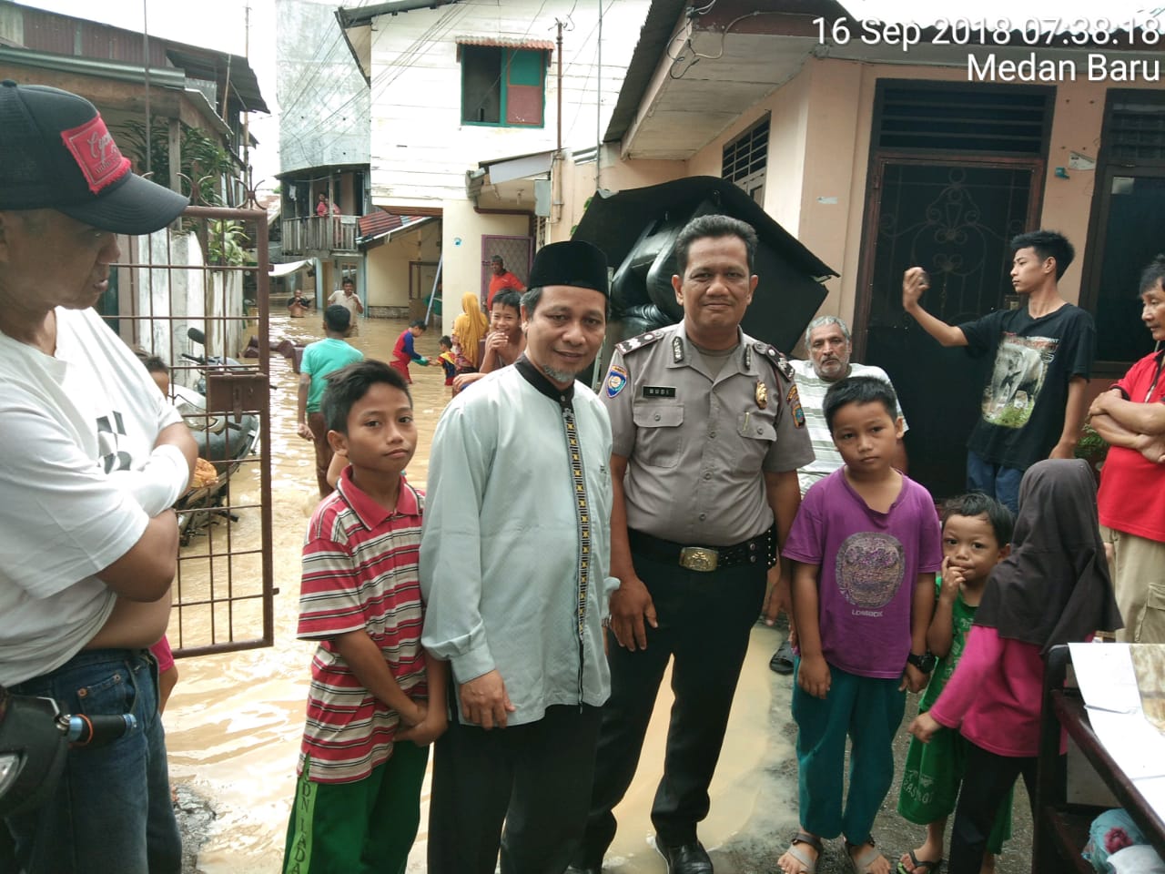 Polsek Medan Baru Bantu Warga Korban Banjir