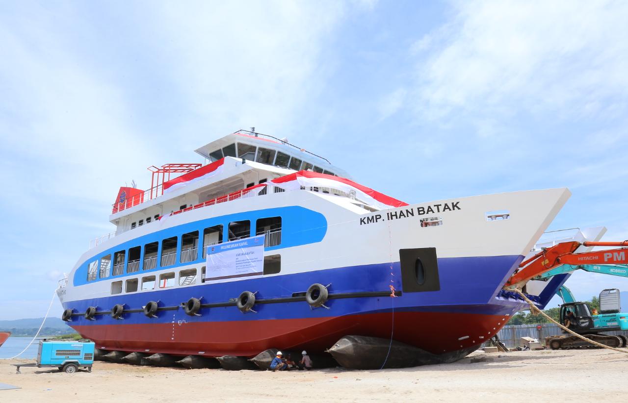 KMP IHAN BATAK DILUNCURKAN DI PERAIRAN DANAU TOBA