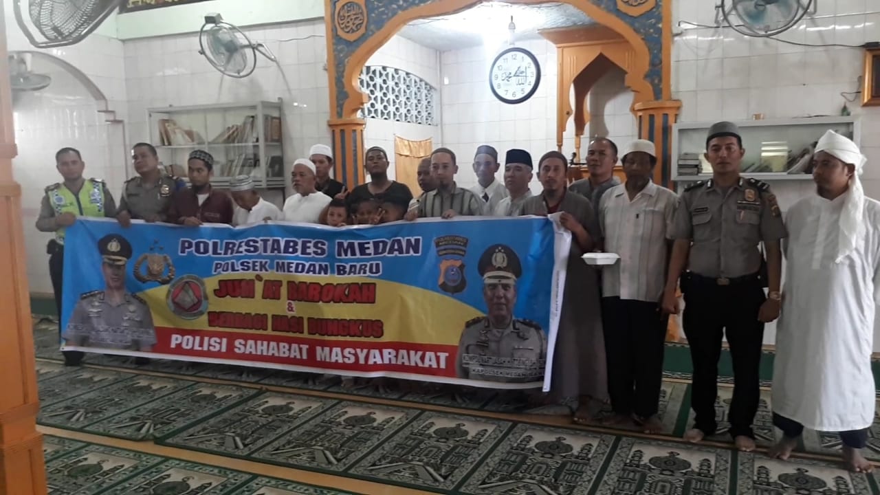 Polsek Medan Baru Makan Bersama Masyarakat di Masjid Bulan Medan