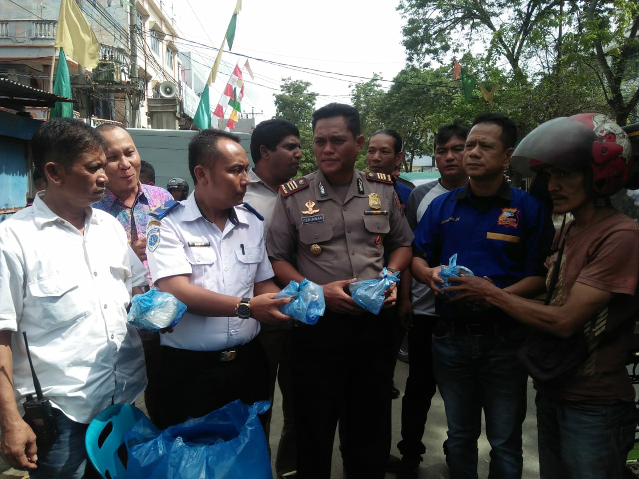 Jumat Barokah Polrestabes Medan dan Pewarta Polrestabes Medan Peduli Abang Becak