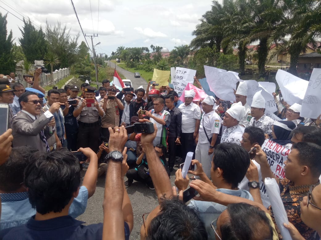 Dipungli, Ratusan Honorer Pemkab Simalungun Demo