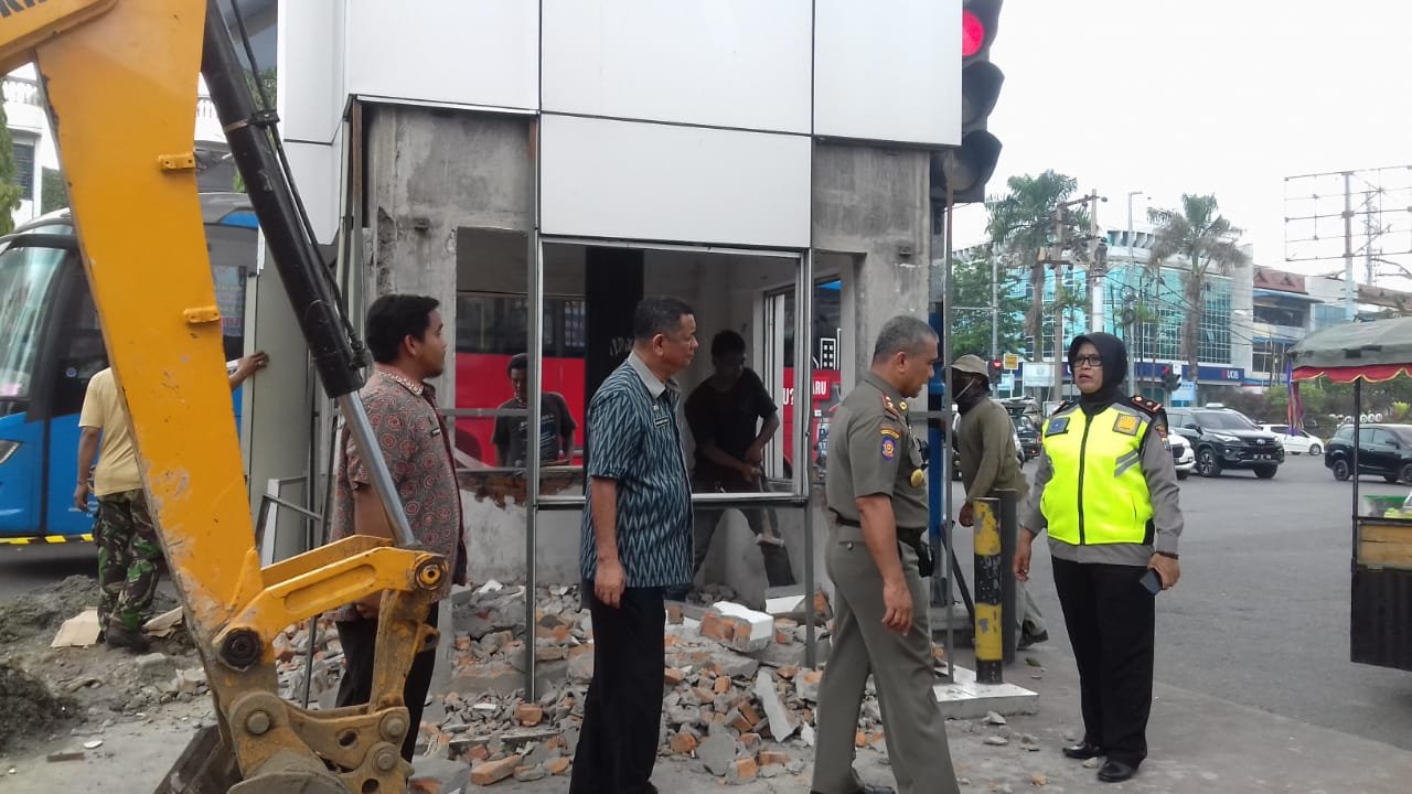 Muspika Medan Helvetia Rubuhkan Pos Lantas Simpang Sei Sekambing