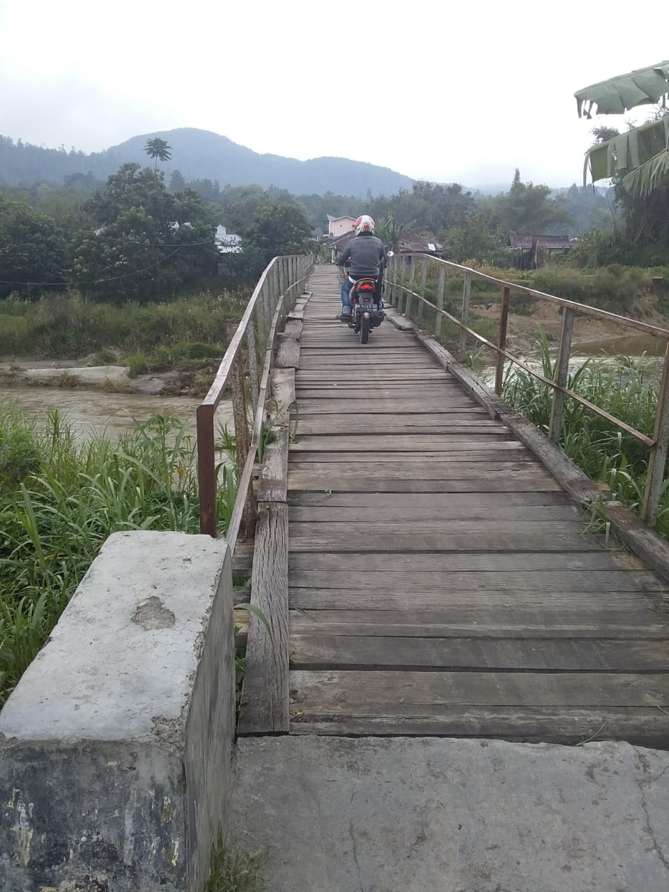 Struktur Jembatan Tua Desa Hutauruk Hasundutan Terancam Putus