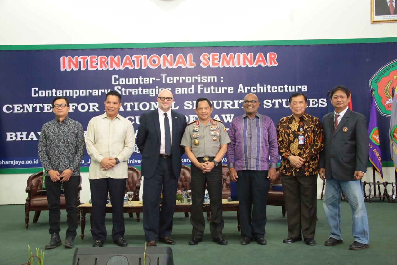 Menjadi Keynote Speaker di Simposium Internasional 