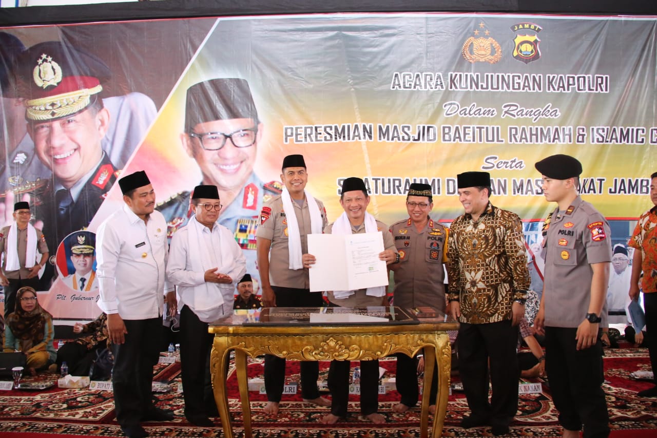 Kapolri Meresmikan Masjid dan Islamic Center di Muara Bungo Jambi