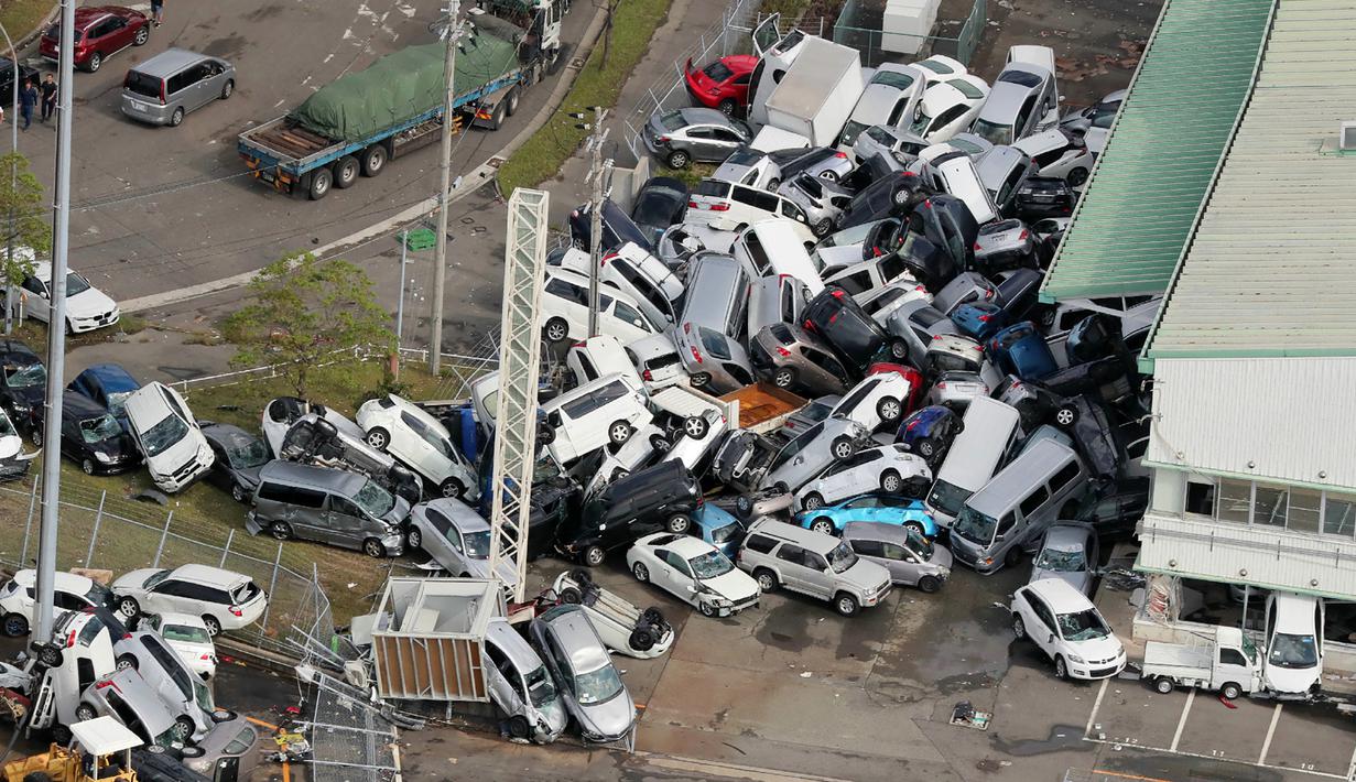 Jepang Lumpuh Diterjang Topan Jebi, 8 Orang Tewas