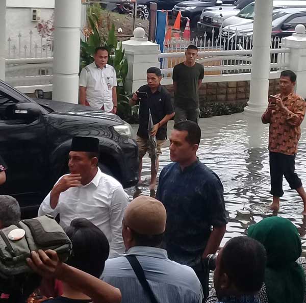 Halaman dan Basemen Kantor Gubsu Tergenang Banjir