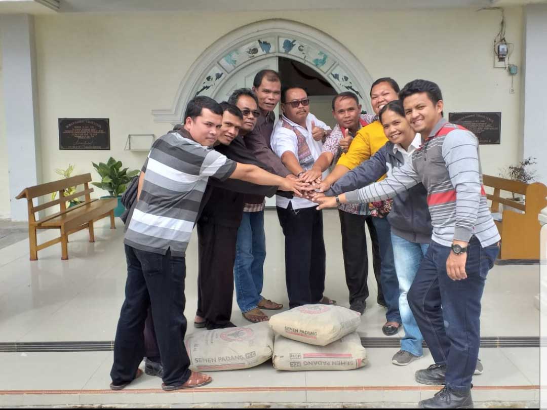 PT Toba Pulp Lestari Tbk Serahkan Bantuan 67,5 Ton Semen di Tobasa