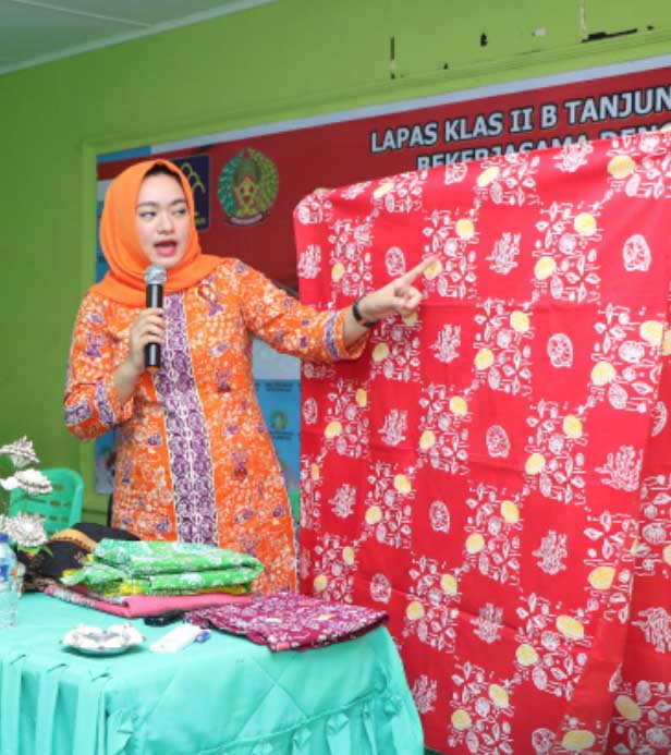 Hj Sri Silvisa Novita Unjuk Kebolehan Membatik