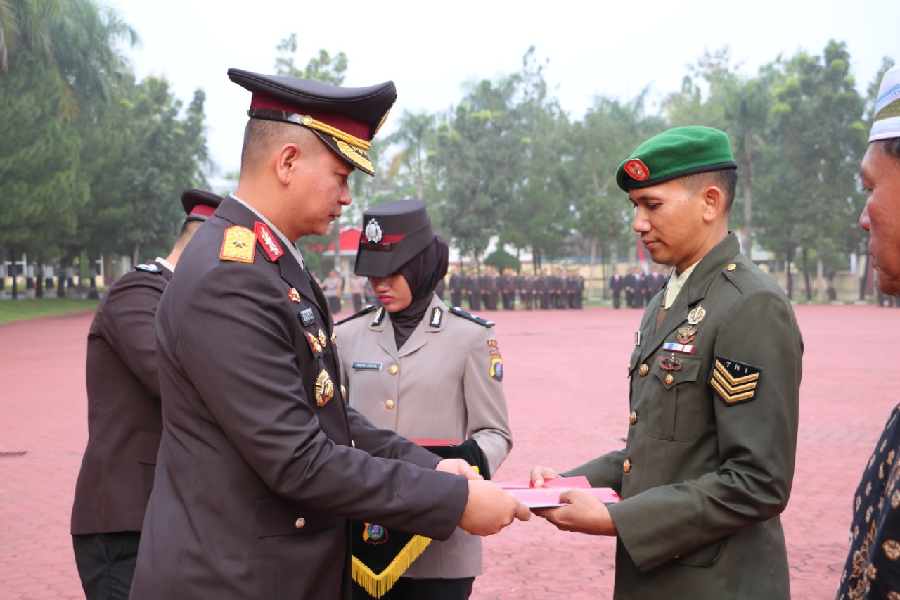 Kapoldasu Beri Penghargaan Serka Endra Amin  