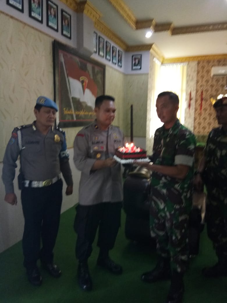 Peringatan HUT TNI Ke-73, Kapolsek Delitua Sambangi Markas Batalyon Armed