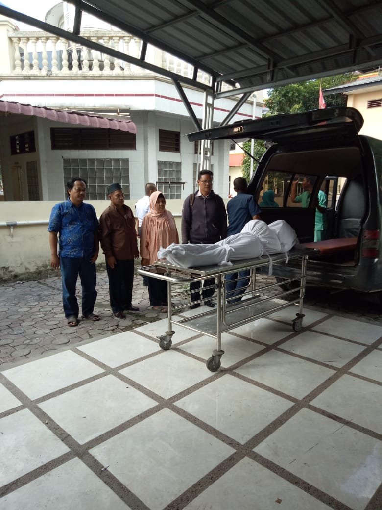 Polsek Kutalimbaru Serahkan Jenazah Korban Hanyut Kepada Keluarga