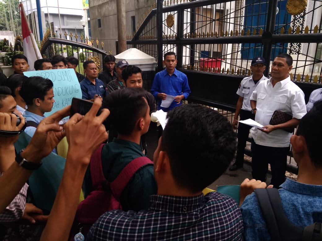 Terkait Poling Capres, Puluhan Mahasiswa Minta Ketua Ombudsman Sumut Dicopot