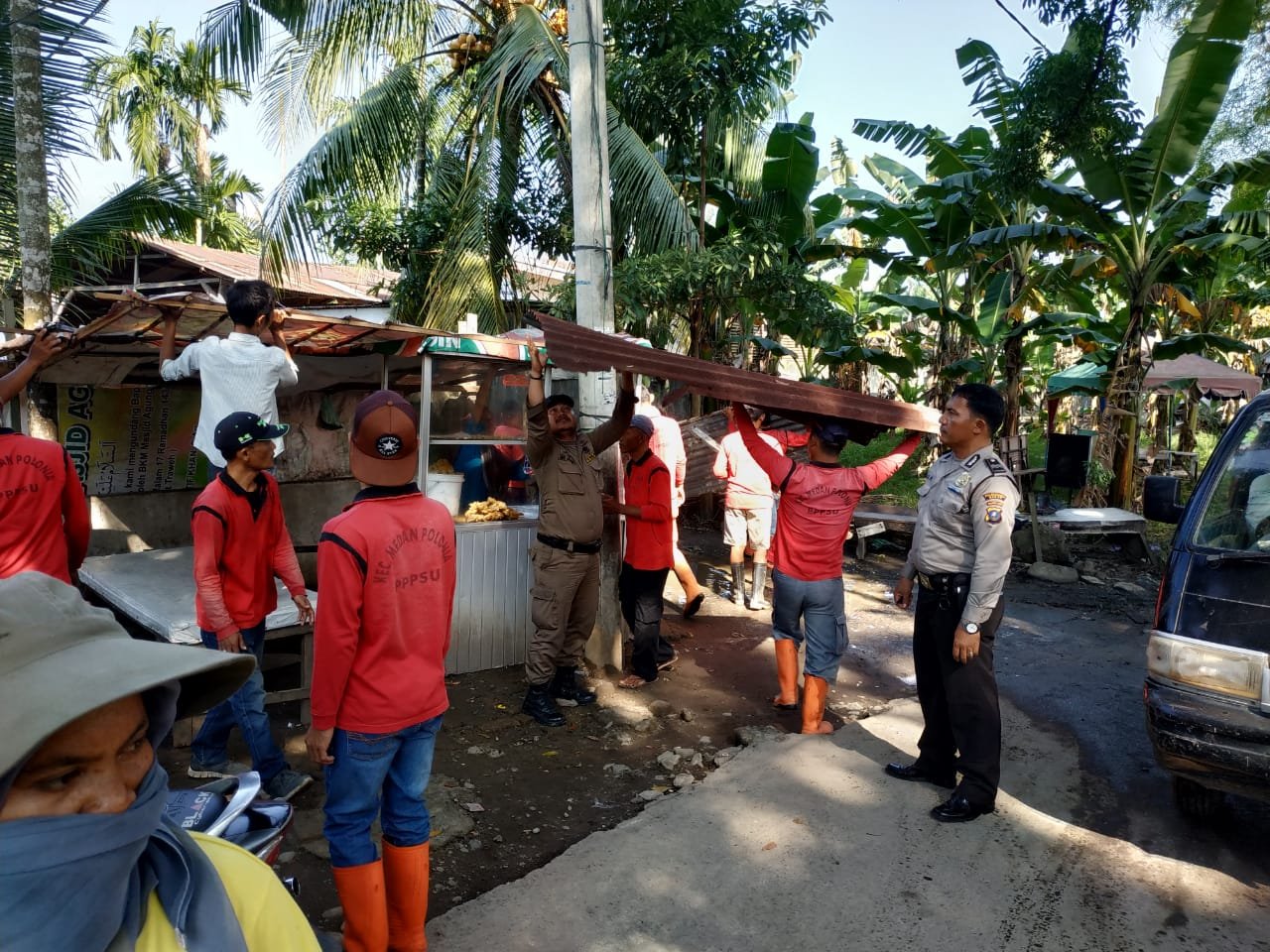 Polsek Medan Baru Bersama Muspika Medan Polonia Tertibkan PKL dan Reklame