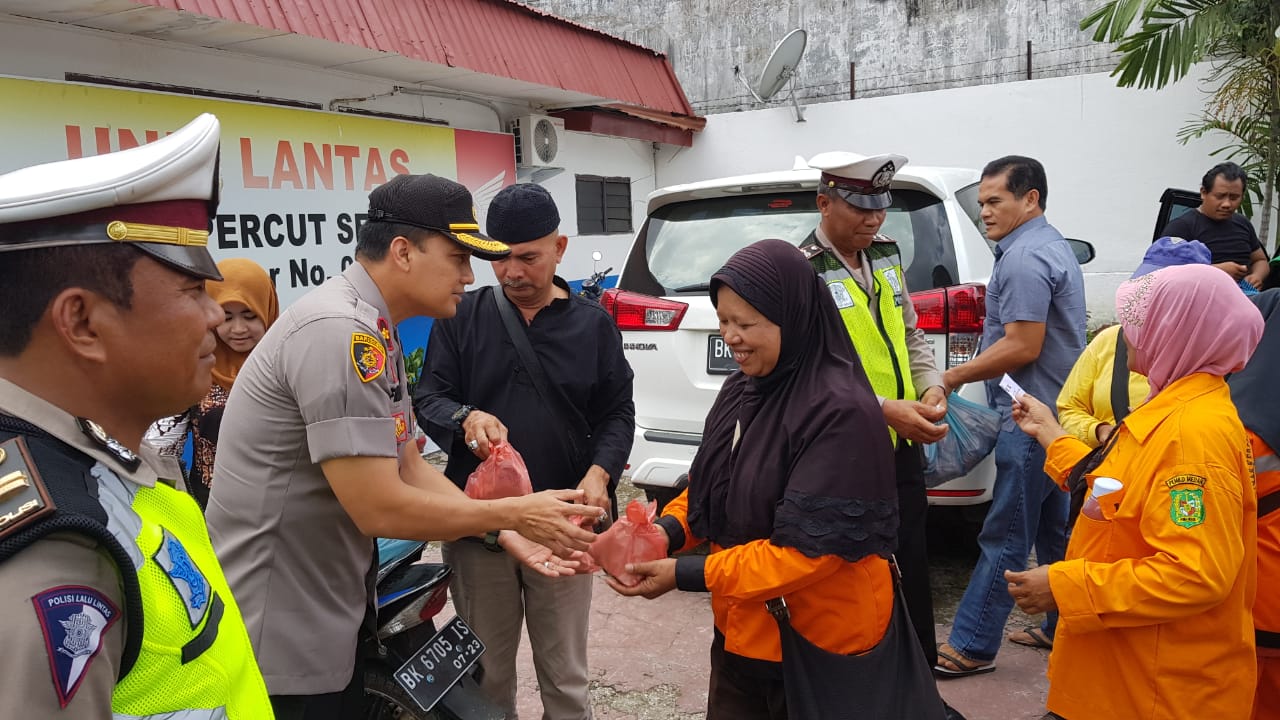Polsek Percut Seituan Berbagi Nasi Bungkus