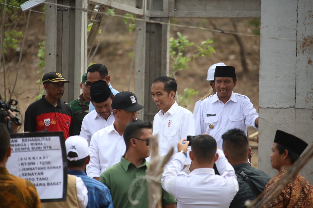 Kapolri dan Panglima TNI Dampingi Kunker Presiden RI Ke NTB Beri Buku Tabungan Bantuan Stimulan Pembangunan Rumah Korban Gempa