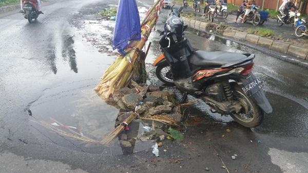 Pipa Air PDAM Bocor Memakan Korban Lakalantas