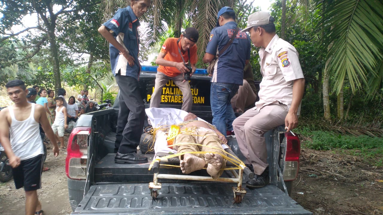 Polisi Evakuasi Jasad Pria Tua Diduga Korban Hanyut