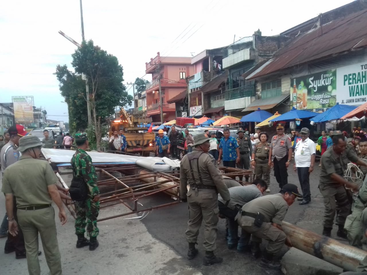 Polsek Pancur Batu Tertibkan Reklame Tanpa Izin