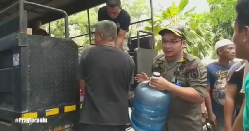 Pasha Ungu Angkat Jenazah dan Gotong Galon Air Pengungsi
