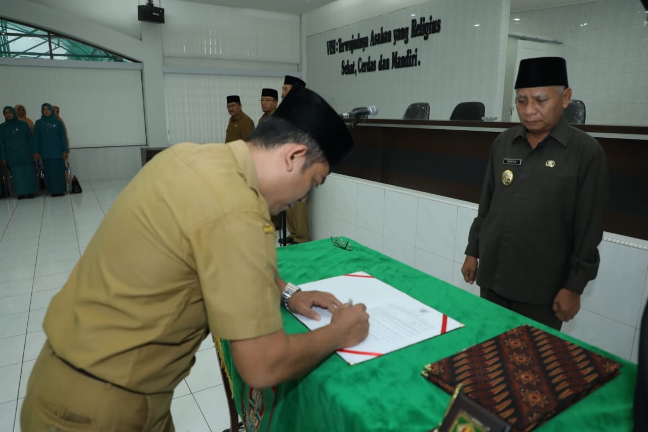 Surya Lantik 178 Pejabat Eselon IV