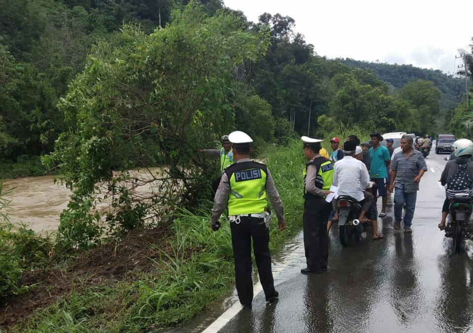 Avanza â€œTerjunâ€ ke Aek Batang Gadis, Pegawai Bank Sumut Tewas Polisi Hilang