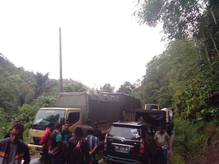 Hati-hati Longsor, Jalinsum Madina-Bukit Tinggi Lumpuh