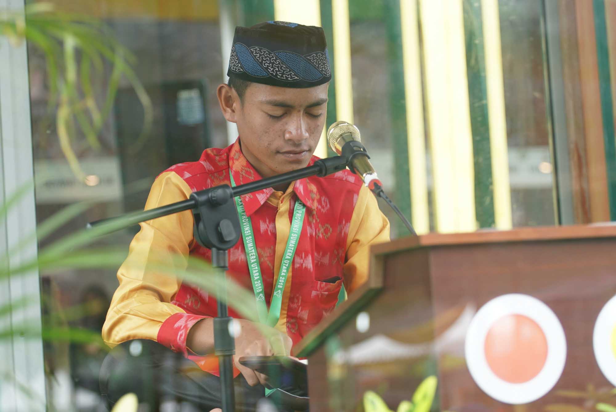 Qori Sulteng Berlatih dengan Cahaya Lilin