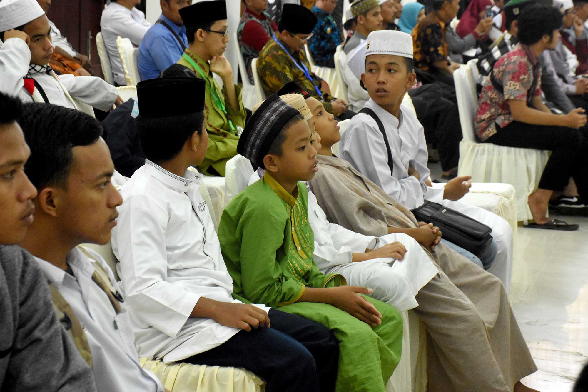 Pelajar Antusias Menonton Perlombaan MTQN