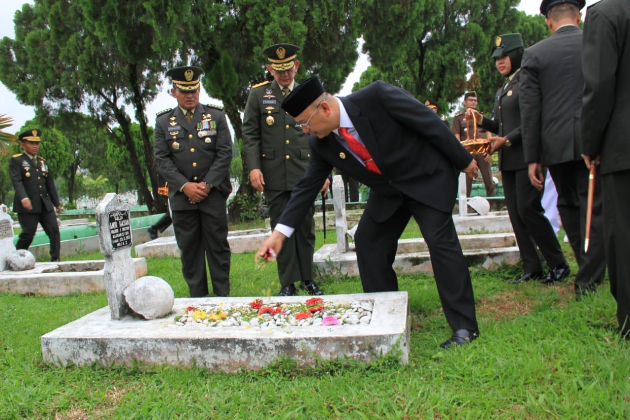 HUT ke-73 TNI, Â Wali Kota Ziarah  ke Taman Makam Pahlawan