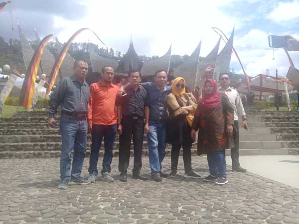 Wartawan dan Biro Humas, Kunjungi Jejak Sejarah Istana Baso Pagaruyung Pemersatu Suku Minang