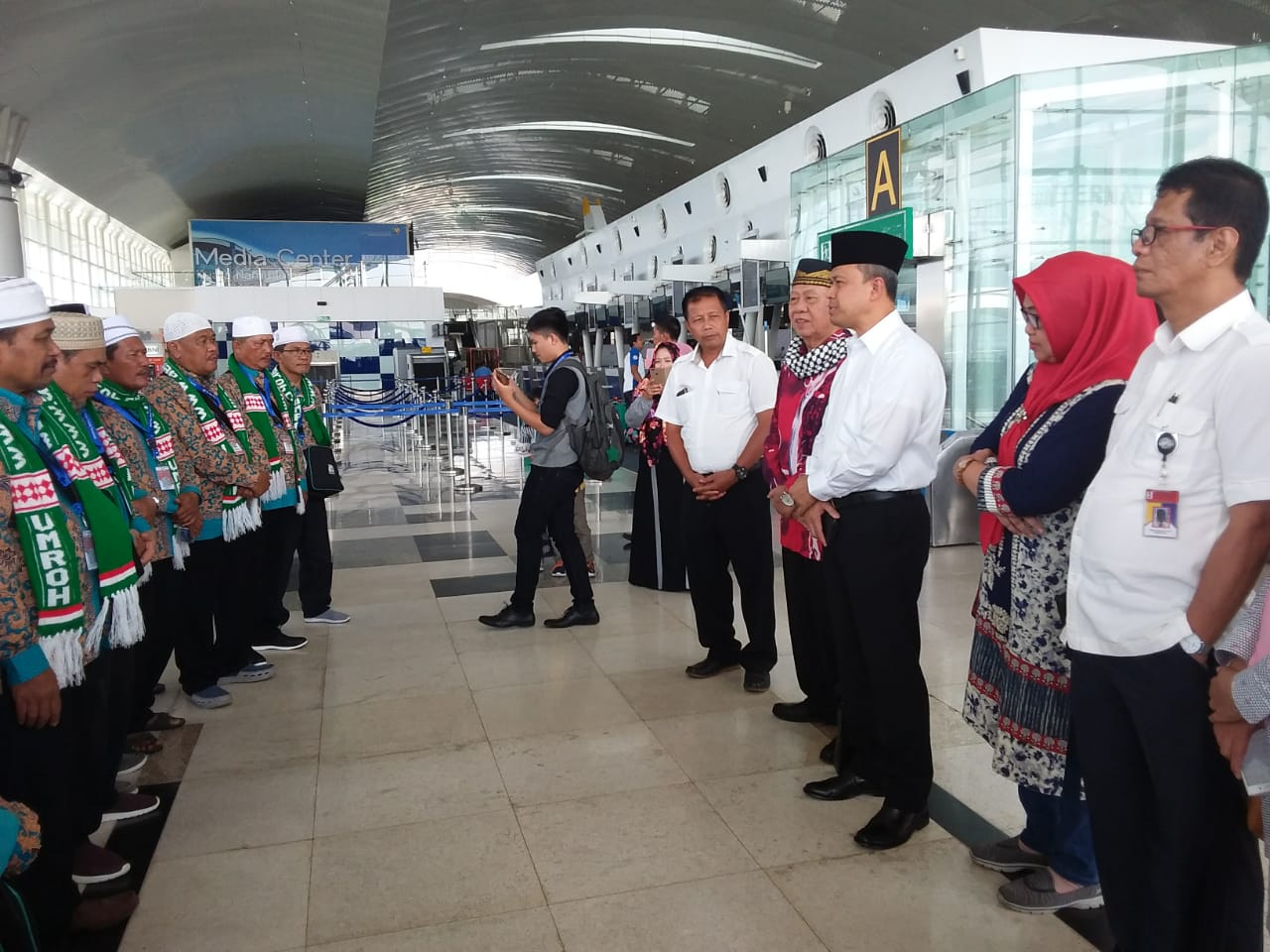 Arif Haryadian Lepas Rombongan Umroh PDAM Tirtanadi