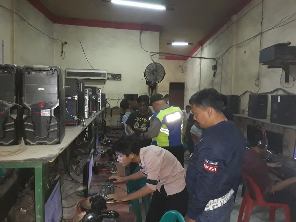 Pegasus Patumbak Gerebek Warnet Diduga Tempat Kumpul Preman