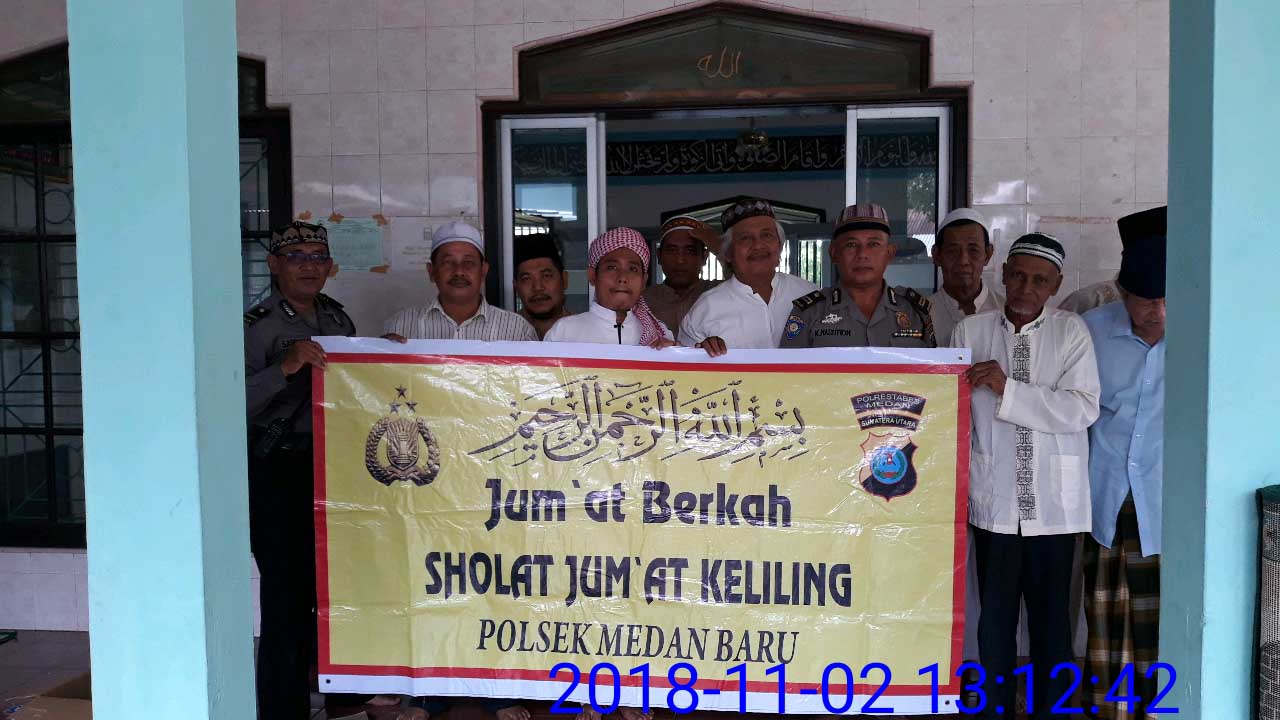 Personel Polsek Medan Baru Sholat Jumat Berjamaah dan Berbagi Nasi Bungkus