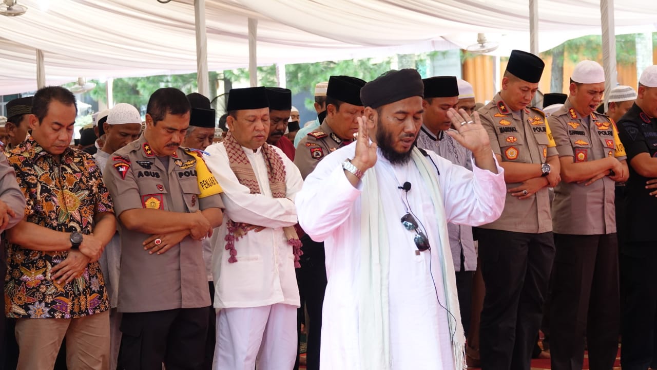 Dengan Momentum Hari Pahlawan, Kapolrestabes Medan Sholat Jumat Berjamaah dan Zikir Akbar di Polda Sumut