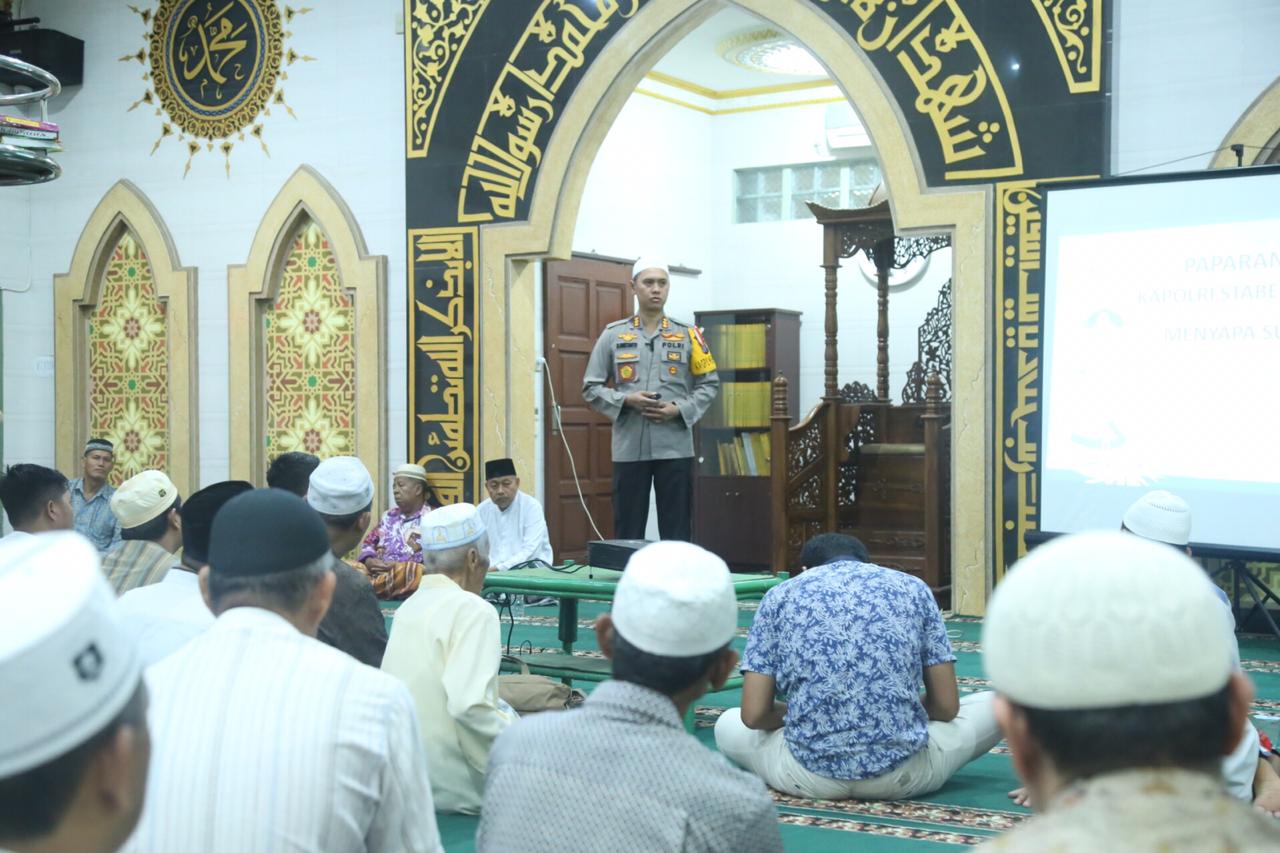 Makmurkan Masjid, Kapolrestabes Medan Menyapa Subuh dengan Sholat Berjamaah