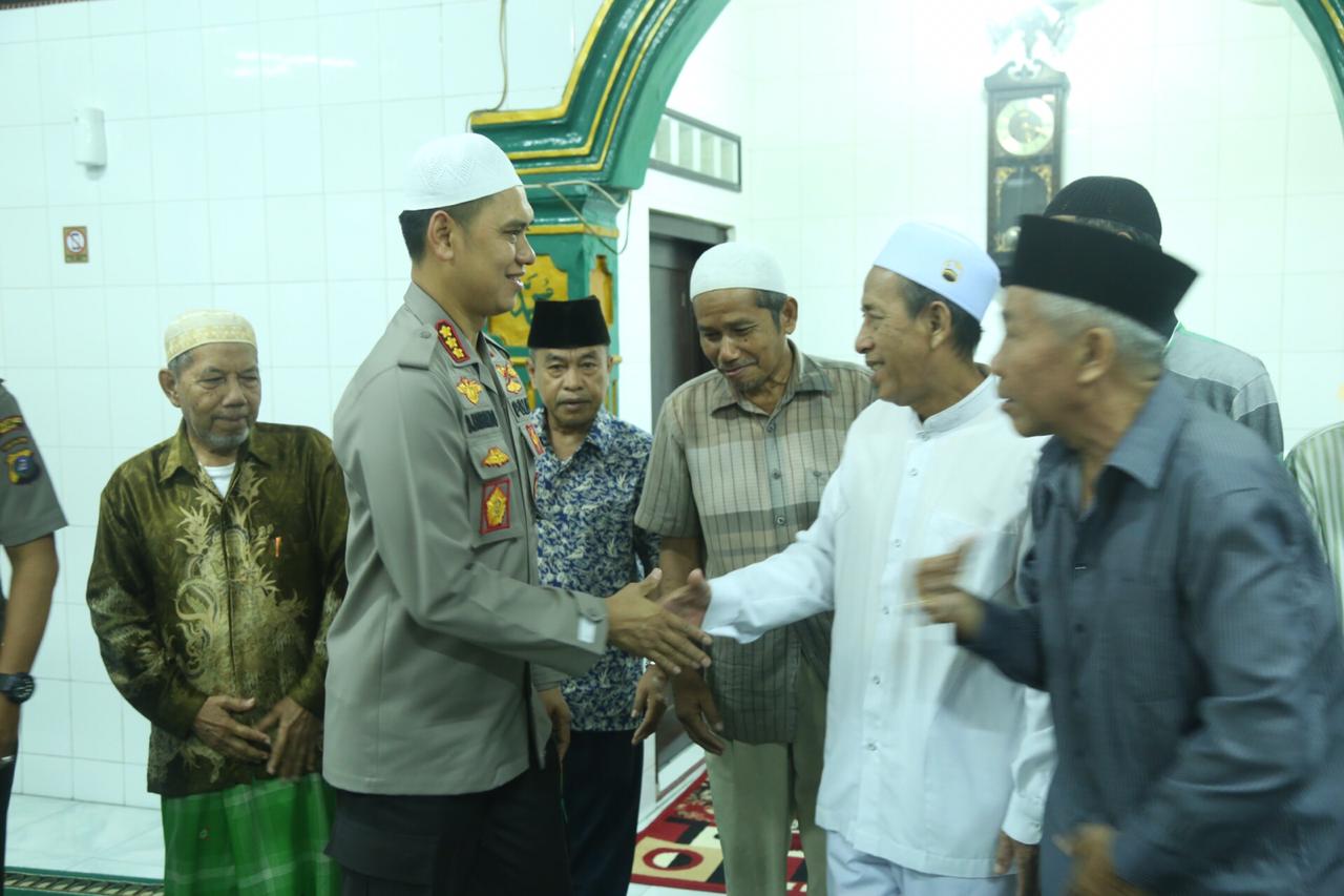 Kapolrestabes Medan Sholat Subuh Berjamaah Sekaligus Temu Ramah dengan BKM Masjid Khairiah