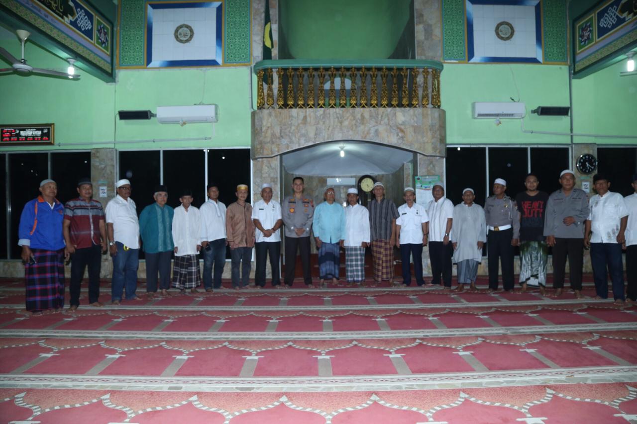 Kapolrestabes Medan Sholat Subuh Berjamaah di Masjid Perjuangan 45 Medan