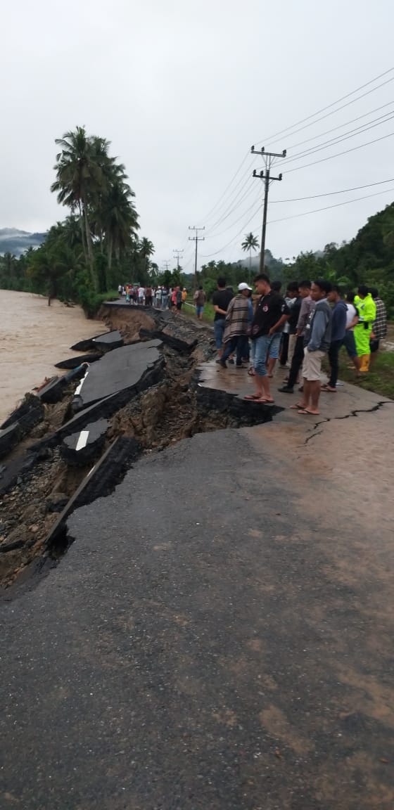 Banjir dan Longsor,Jalinsum Kotanopan- Panyabungan Putus, Jembatan Terancam Amblas
