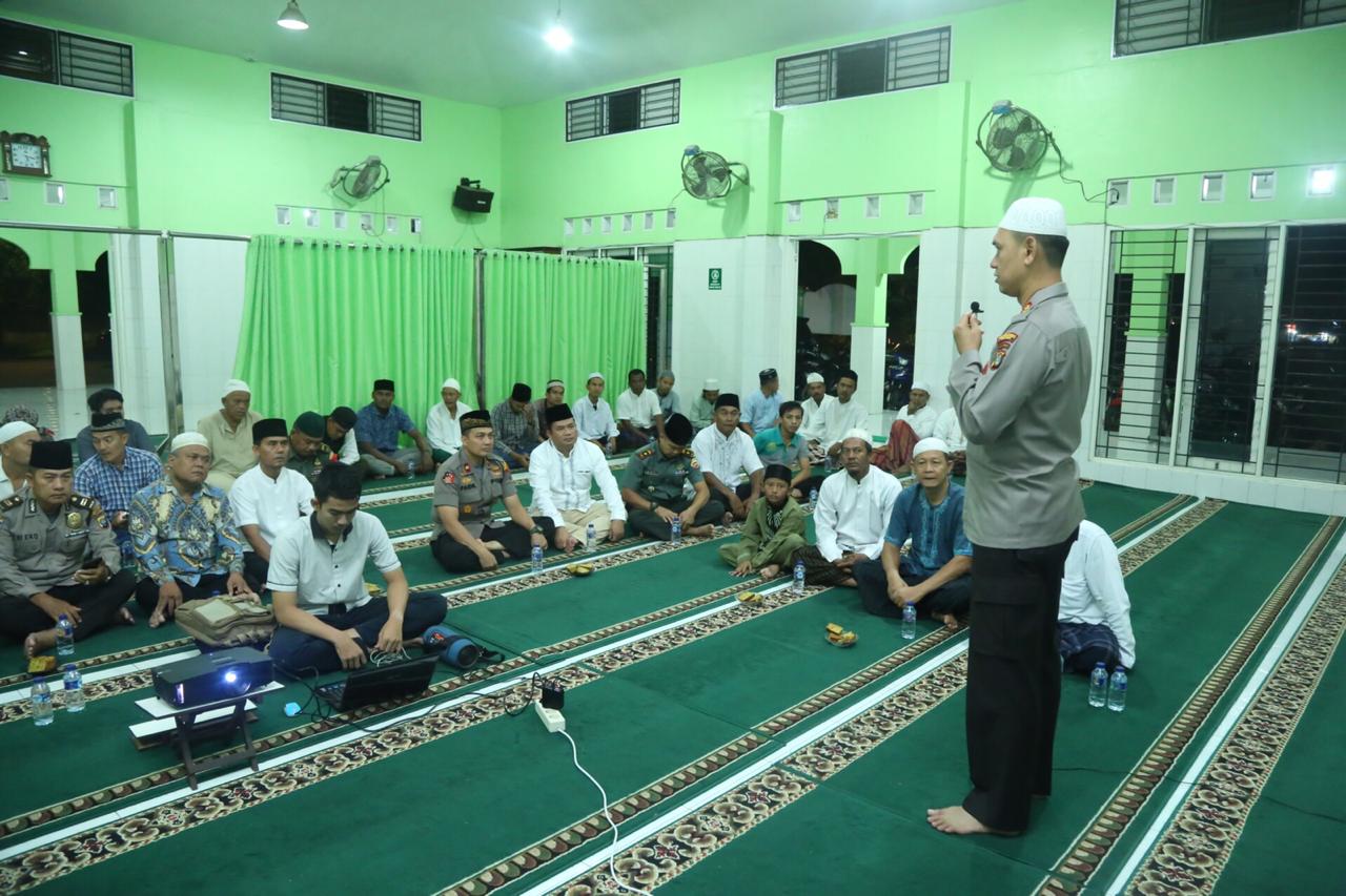 Kapolrestabes Medan Sholat Subuh Berjamaah Bersama Muspika Percut Seituan di Masjid Raya Istiqomah