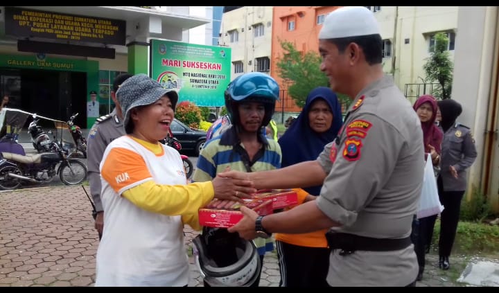 Kapolda Sumut Jumat Barokah Bersama Abang Becak di Wilkum Polsek Medan Helvetia