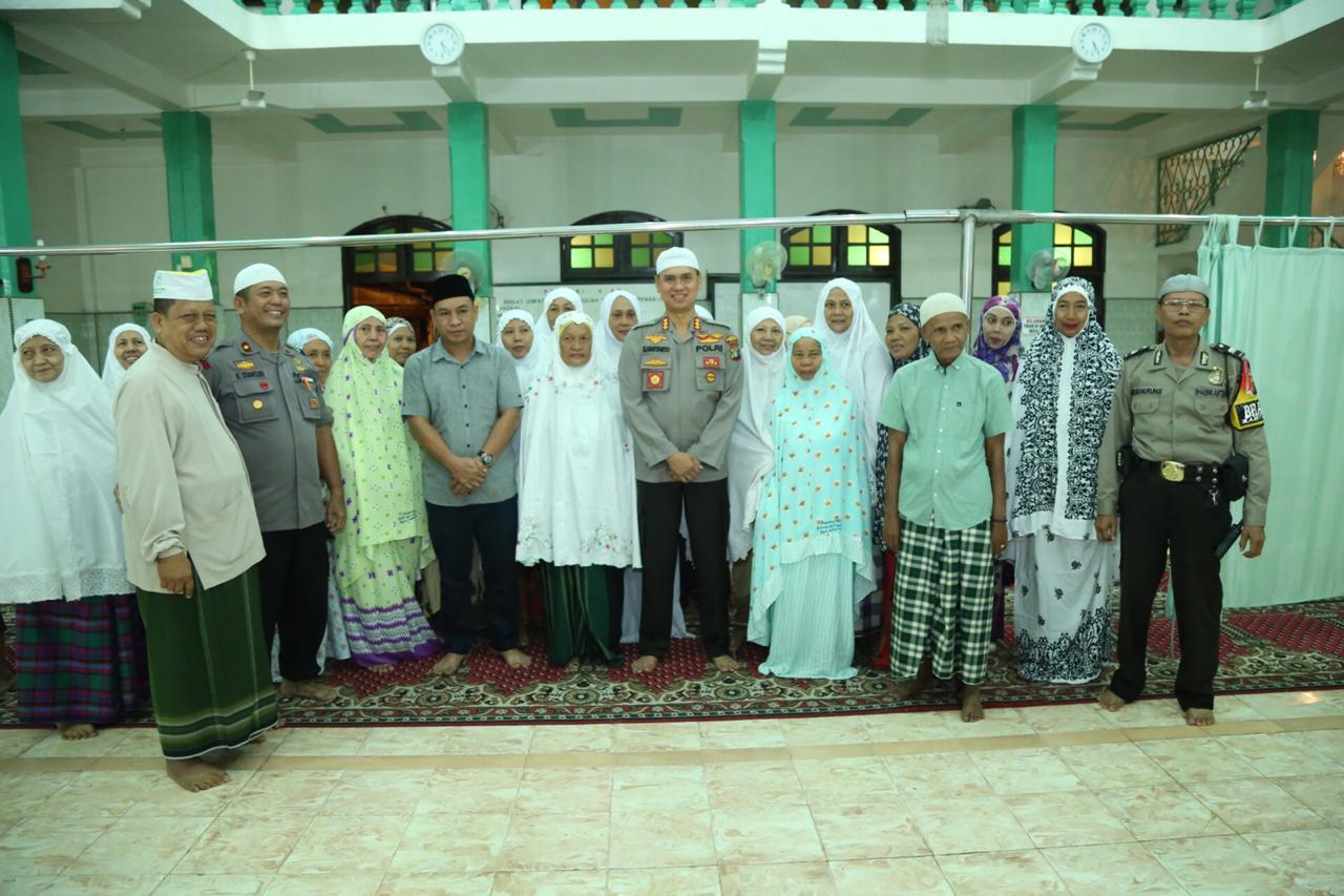 Kapolrestabes Medan Sholat Subuh Berjamaah di Masjid Jamik