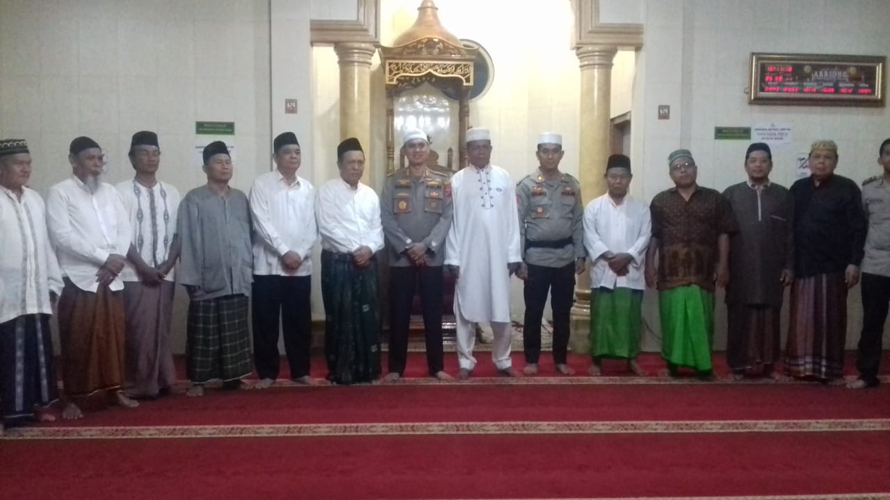 Kapolrestabes Medan Sholat Subuh Berjamaah di Masjid Ar Ridho