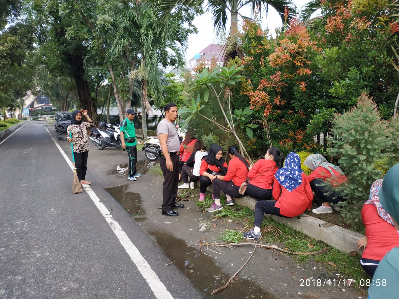 Bhabinkamtibmas Madras Hulu Gotroy Bersama Mahasiswa Bersihkan Taman Pinggir Jalan