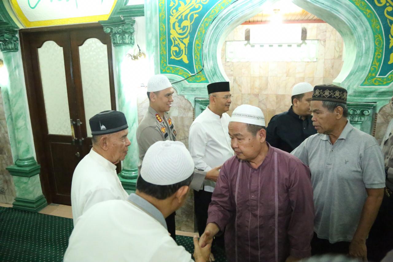 Kapolrestabes Medan dan Walikota Medan Sholat Subuh Berjamaah di Masjid Muslimin