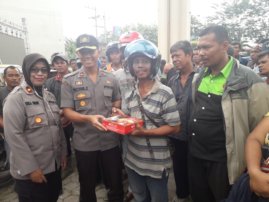 Kapolda Sumut Jumat Barokah Bersama Abang Becak dan Penyapu Jalan