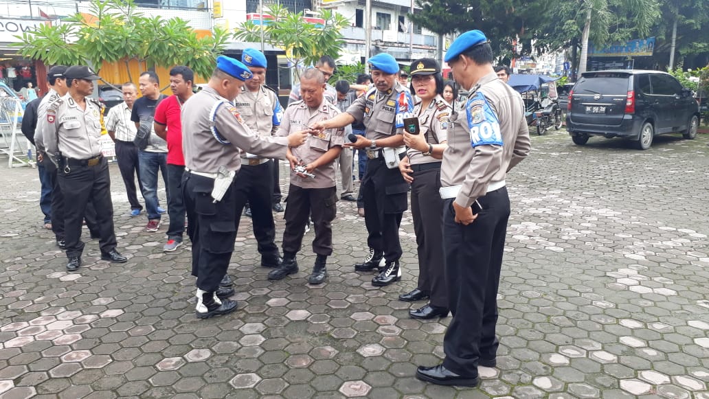 Si Propam dan Sarpras Polrestabes Medan Periksa dan Cek Senpi Personil Polsek Medan Baru dengan K3