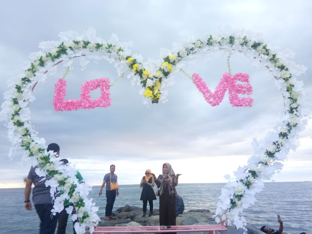 Sore Ramai Dikunjungi, Pantai Padang Salah Satu Kawasan Bebas Sampah