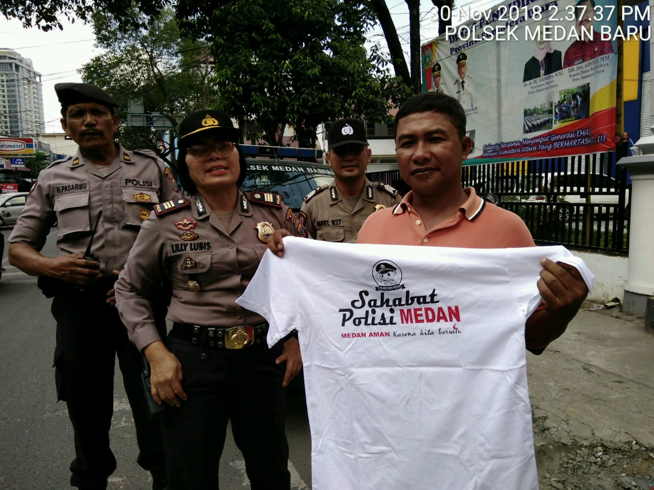 Polsek Medan Baru Sampaikan Pesan Kamtibmas Dengan Berbagi Tenda Betor dan Baju Kaos
